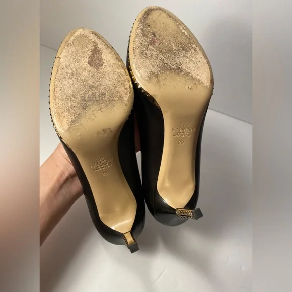 Valentino Garavani pumps heels leather black gold rockstud 39